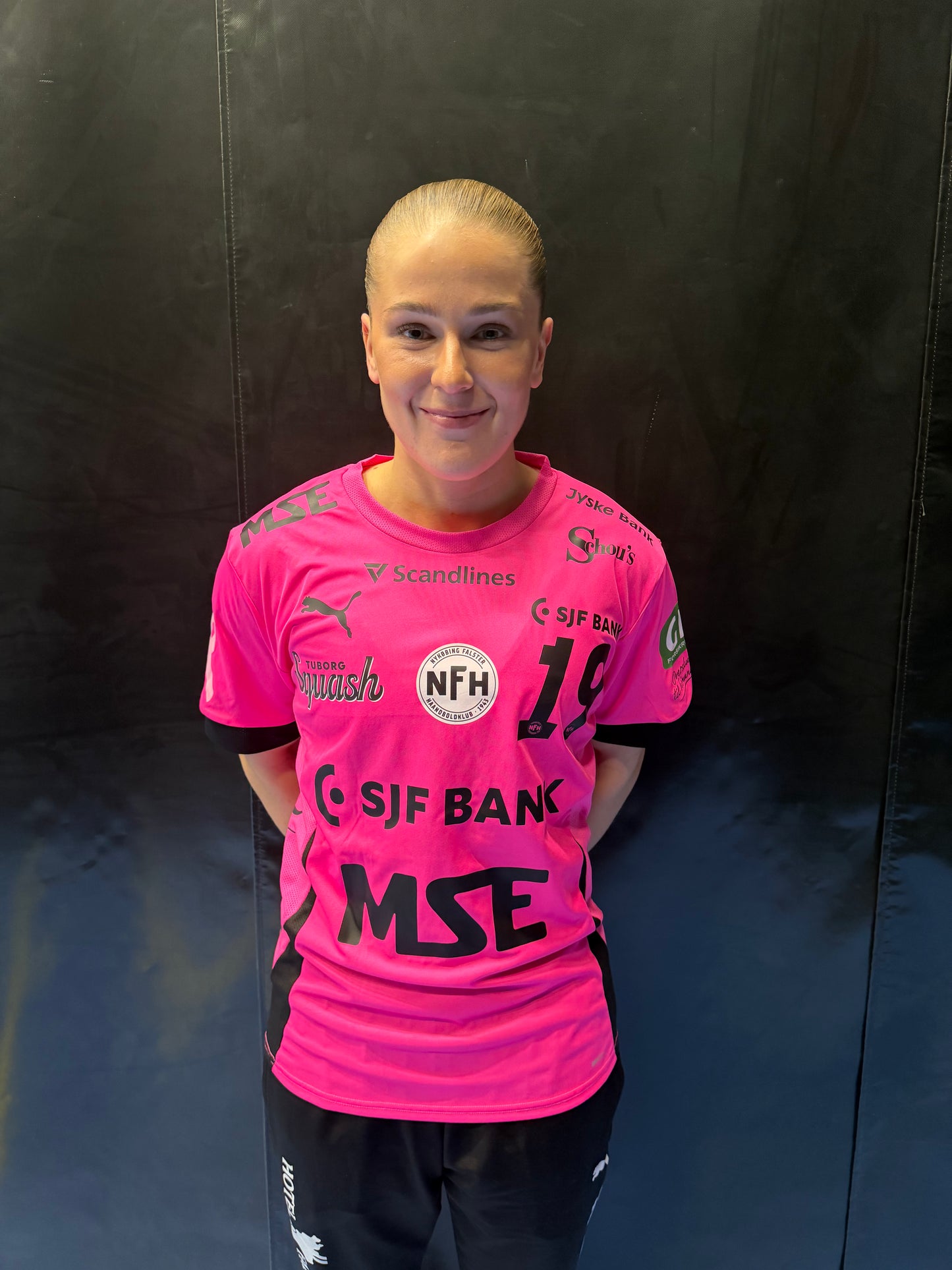 NFH's lyserøde Støt Brysterne-spillertrøje 2026 – #19 Laura Andersen