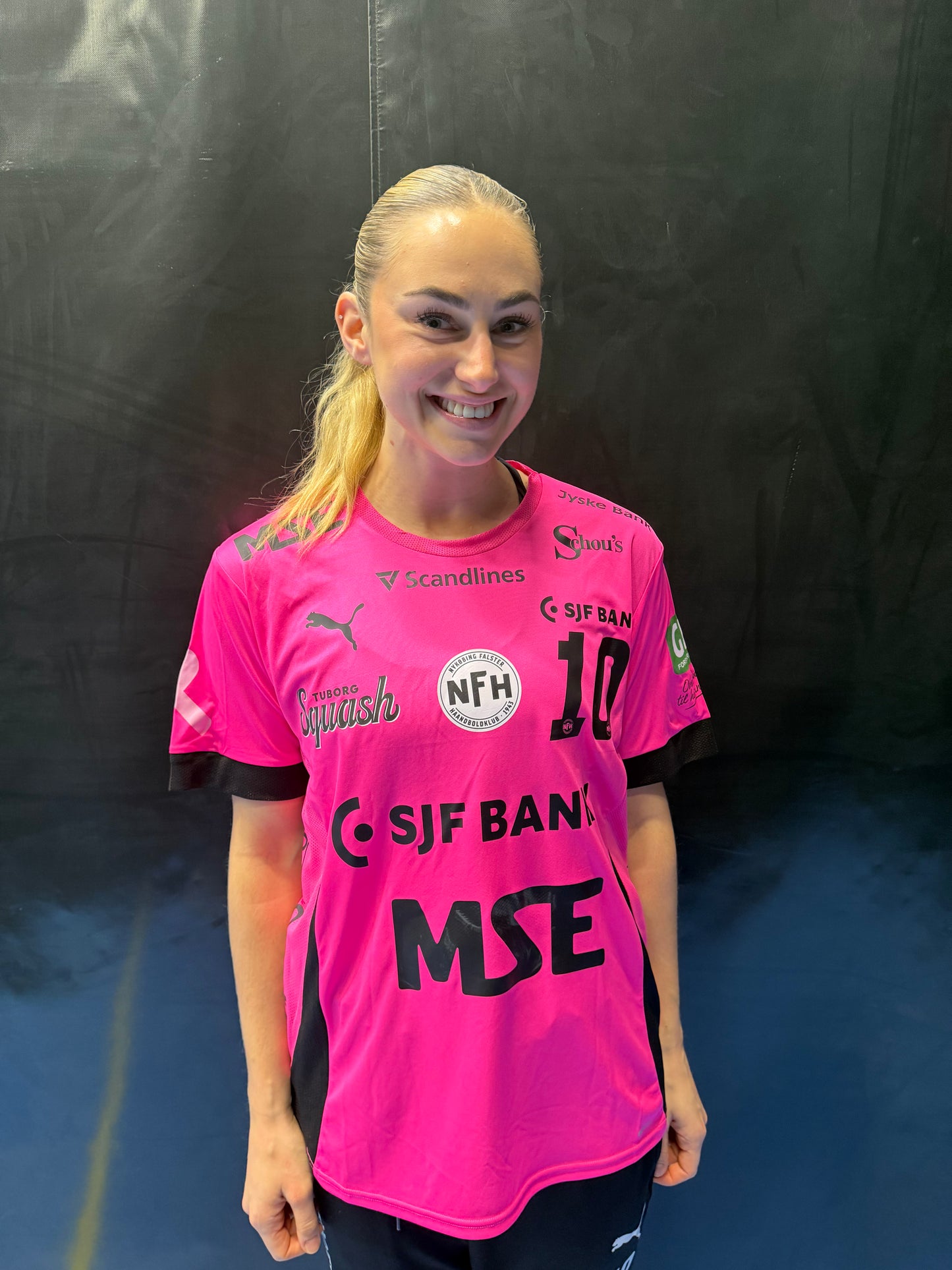 NFH's lyserøde Støt Brysterne-spillertrøje 2026 – #10 Mia Svele