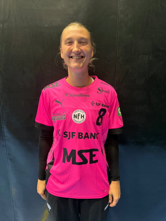 NFH's lyserøde Støt Brysterne-spillertrøje 2026 – #8 Stine Eiberg