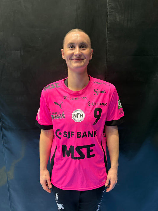 NFH's lyserøde Støt Brysterne-spillertrøje 2026 – #9 Marita Mortensen