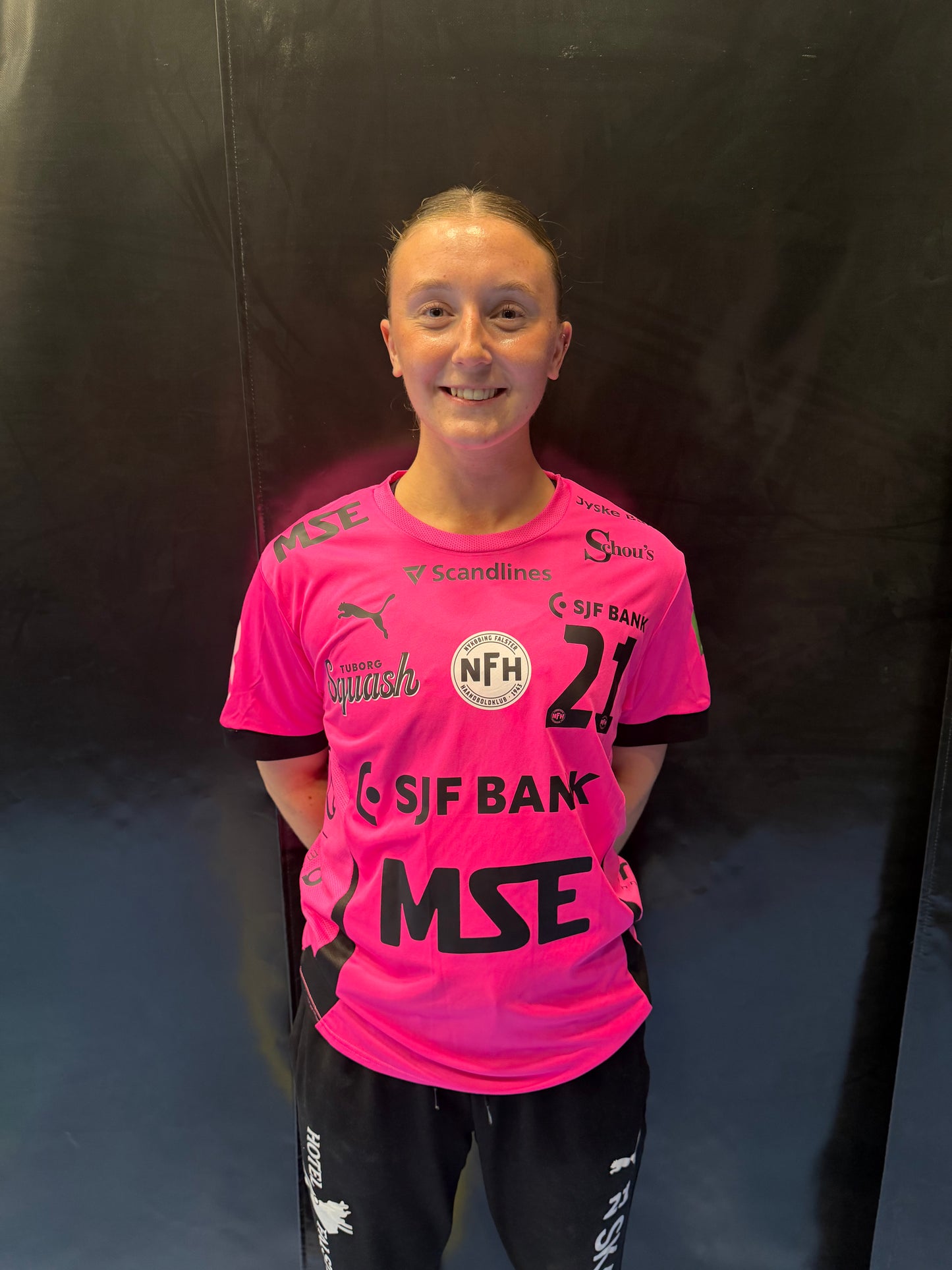 NFH's lyserøde Støt Brysterne-spillertrøje 2026 – #21 Alberte Hovgaard-Hansen
