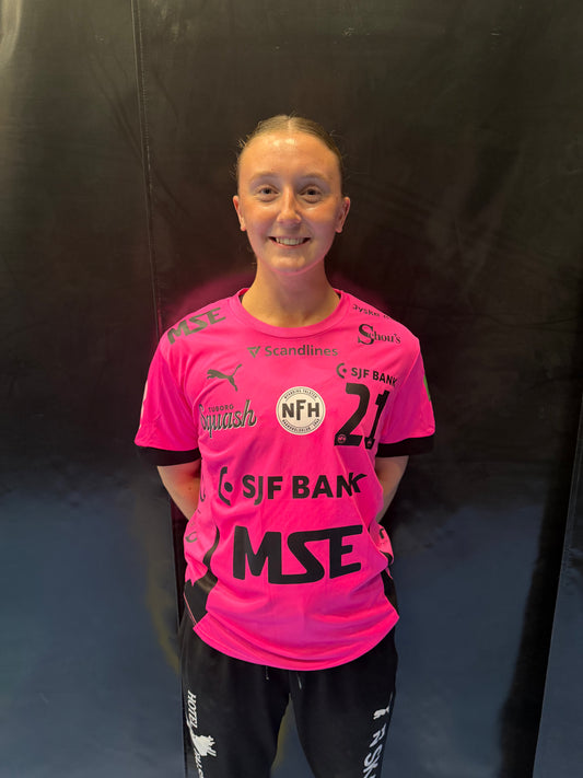 NFH's lyserøde Støt Brysterne-spillertrøje 2026 – #21 Alberte Hovgaard-Hansen