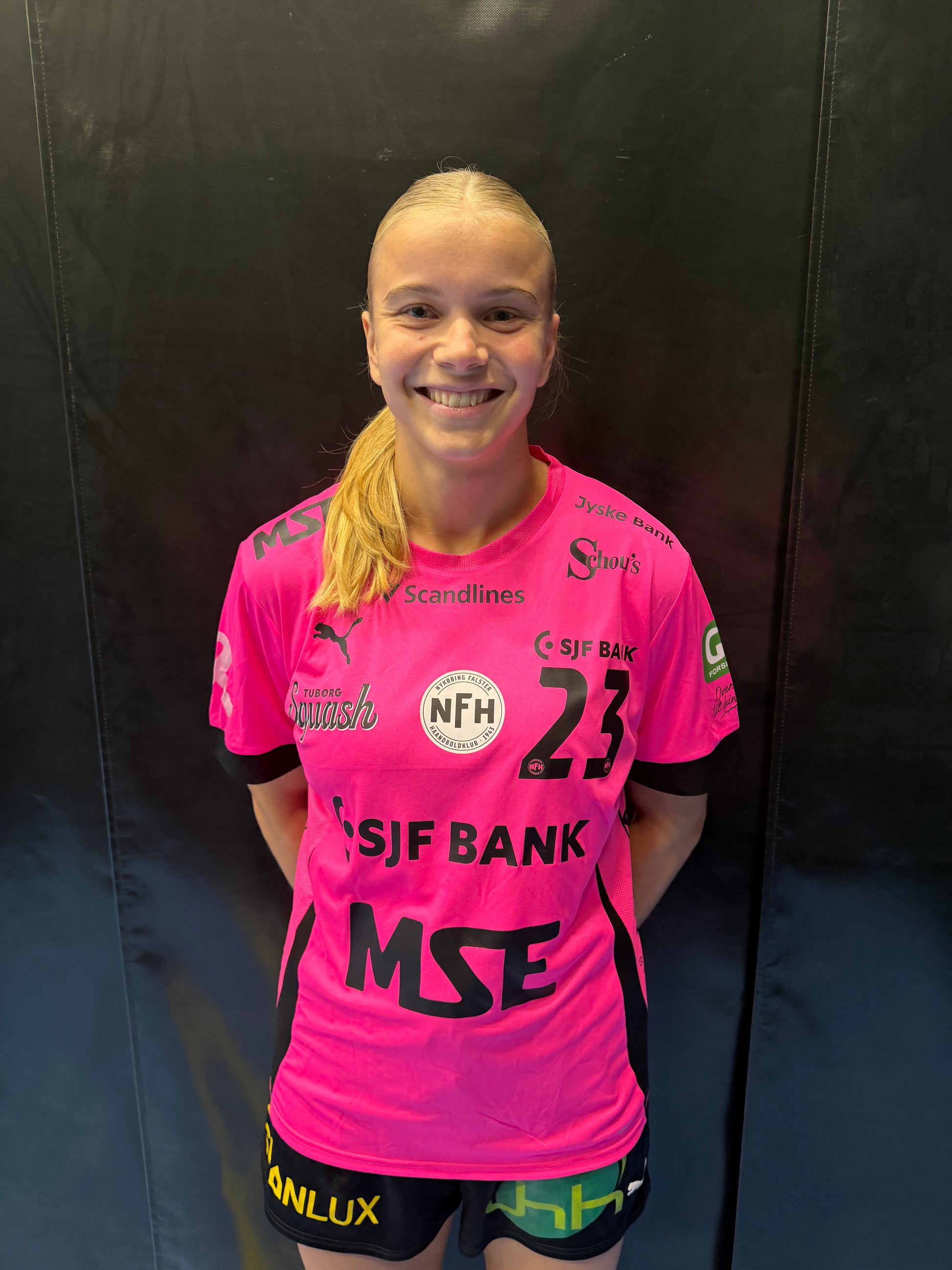 NFH's lyserøde Støt Brysterne-spillertrøje 2026 – #23 Nanna Hinnerfeldt