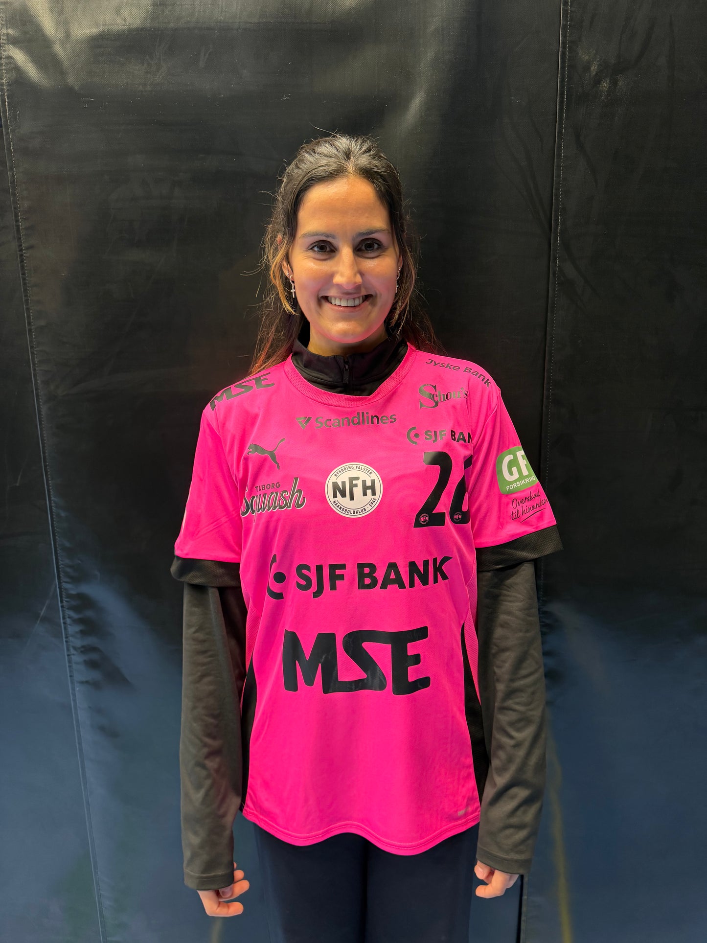 NFH's lyserøde Støt Brysterne-spillertrøje 2026 – #26 Mona Obaidli