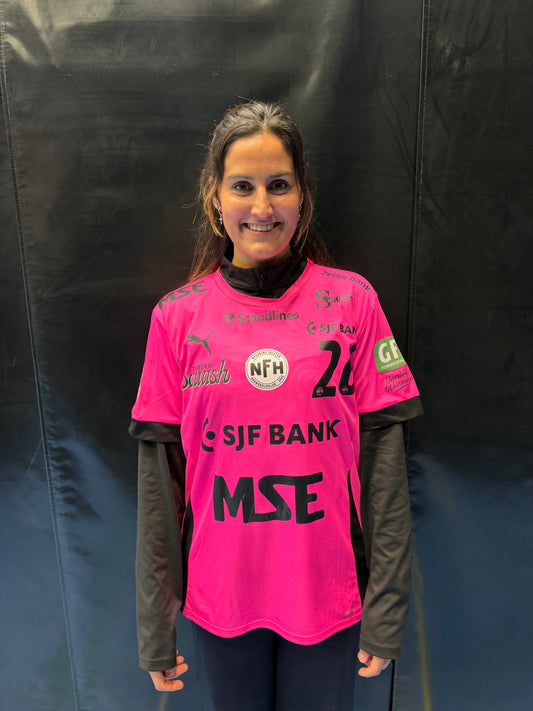 NFH's lyserøde Støt Brysterne-spillertrøje 2026 – #26 Mona Obaidli